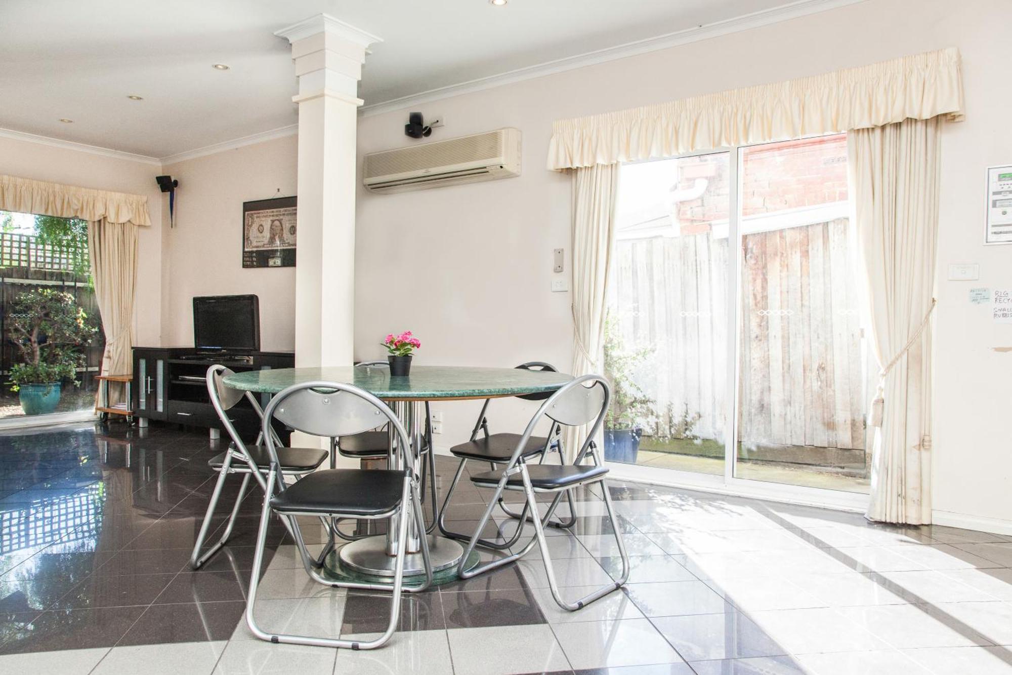 Abbotsford Private Rooms & Pods - 15 Charles Homestay Мелбърн Екстериор снимка